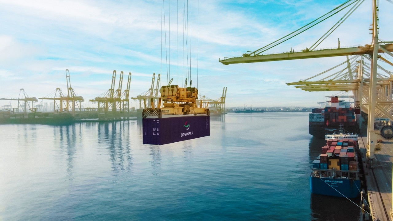 1920_dpworldcontainerattheport